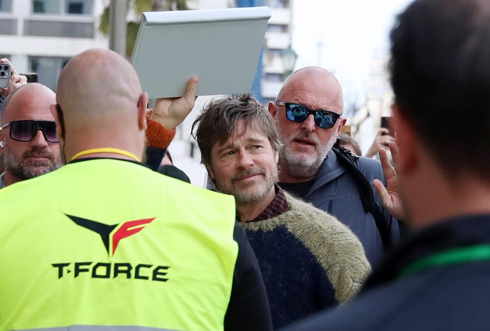 Η αποθέωση για τον Μπραντ Πιτ στην πλατεία Κοτζιά και το «hello guys» του διάσημου ηθοποιού