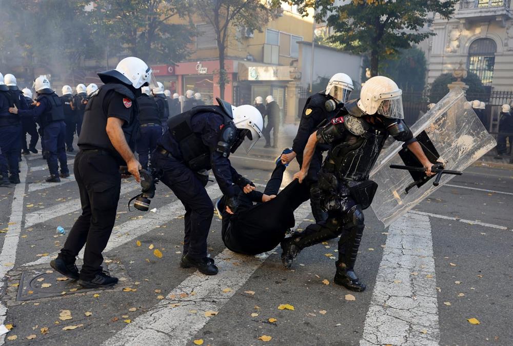 Γιατί «φλέγονται» ξανά τα Τίρανα: Οι ογκώδεις διαδηλώσεις, τα επεισόδια και το «όχι» Ράμα σε παραίτηση (AP)
