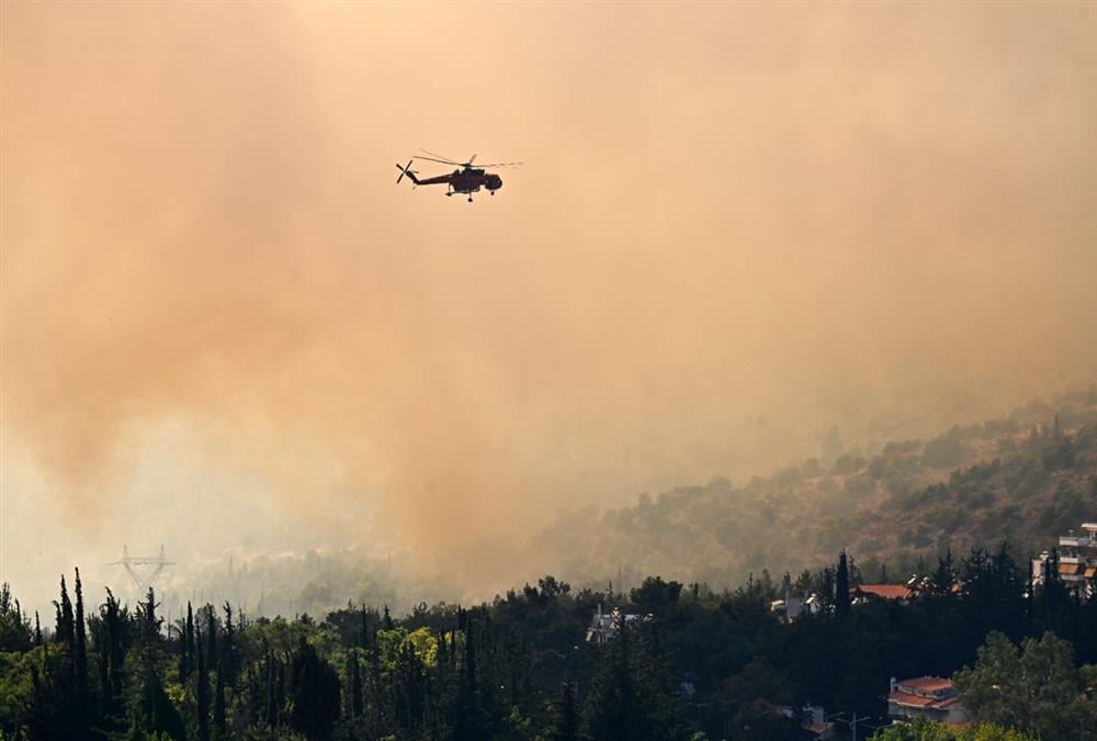 Μεγάλη φωτιά στο Ποικίλο Όρος - Εκκενώσεις σε Αφαία, Άνω Δάσος Χαϊδαρίου και Δαφνί