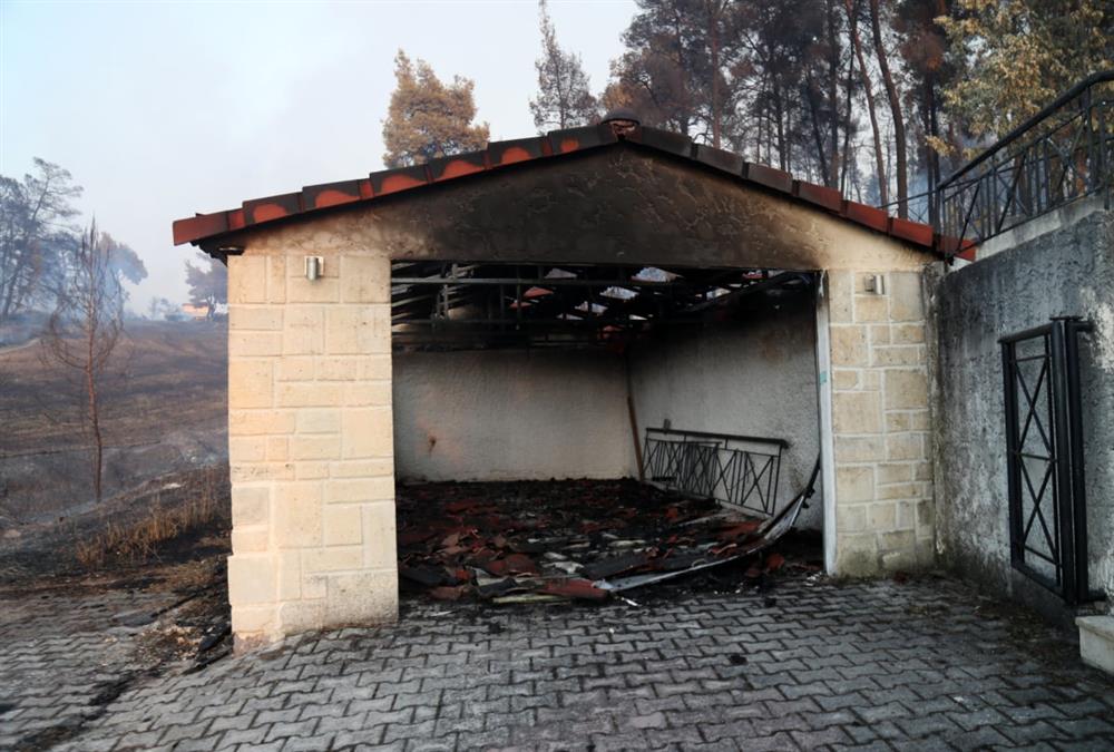Εικόνες καταστροφής από τη φωτιά στη Χαλκιδική: Καμένα σπίτια και αυτοκίνητα
