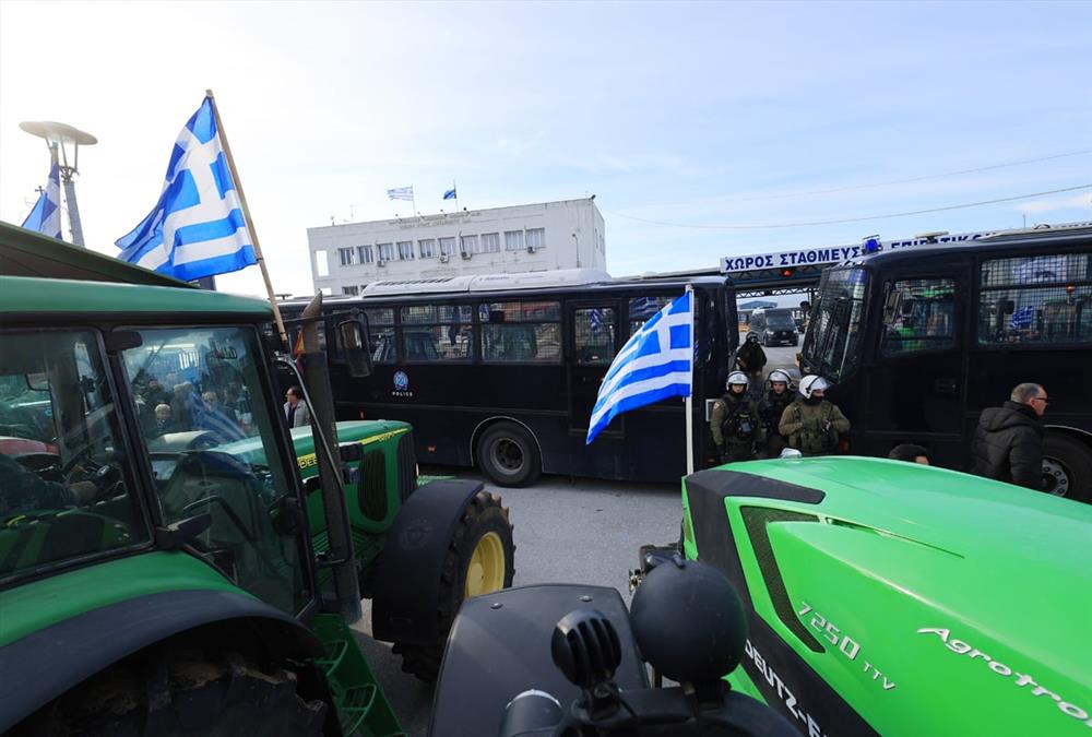 Αγροτικός ξεσηκωμός σε όλη τη χώρα - Επεκτείνονται τα μπλόκα, μεγαλώνει η ένταση