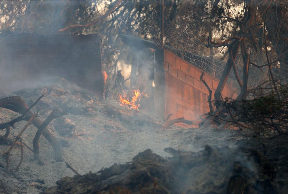 Εικόνες καταστροφής από τη φωτιά στη Χαλκιδική: Καμένα σπίτια και αυτοκίνητα