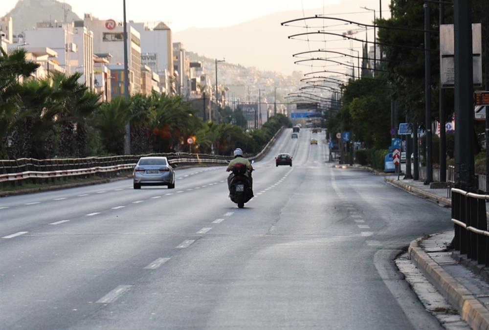 Έρημη πόλη η Αθήνα: Ασυνήθιστες εικόνες από το κέντρο που θυμίζουν... όαση