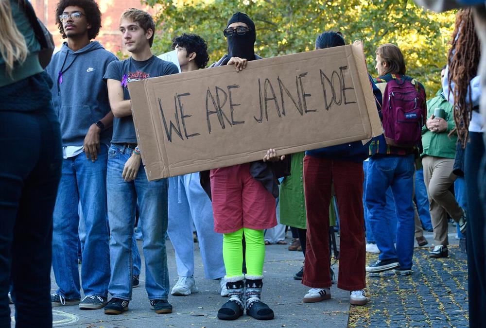 «Είμαστε όλοι Jane Doe»: Χιλιάδες φοιτητές του Κορνέλ διαδήλωσαν για την υπόθεση του ομαδικού βιασμού