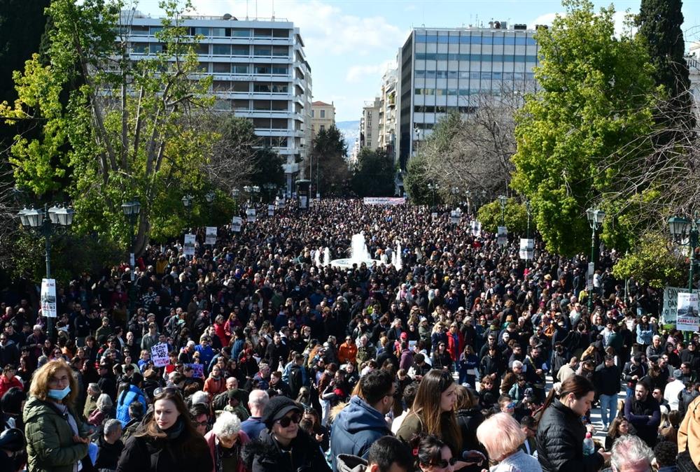 Τέμπη 3 χρόνια μετά: Μεγαλειώδης συγκέντρωση στο Σύνταγμα - Λαοθάλασσα με αίτημα για δικαιοσύνη
