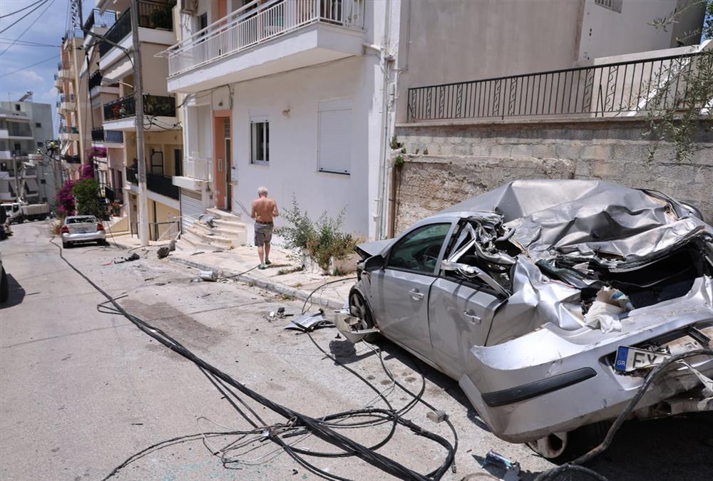 Απίστευτες εικόνες στην Ηλιούπολη - Φορτηγό έπεσε σε κολώνα, καταπλάκωσε τέσσερα ΙΧ, έσπασε εισόδους