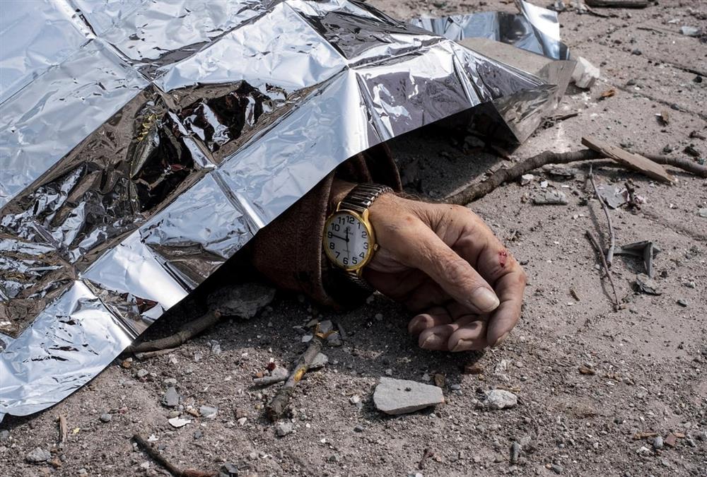 Μια χώρα σημαδεμένη από τη βία, αλλά αποφασισμένη να επιβιώσει: Οι πιο δυνατές φωτογραφίες του Associated Press από την Ουκρανία το 2025