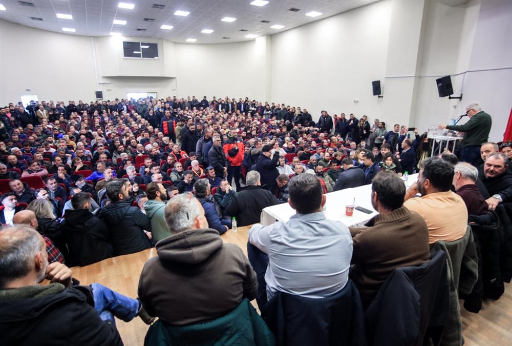 «Ζήτω τα τρακτέρ, κάτω οι Ferrari»: Κοσμοσυρροή στην πανελλαδική σύσκεψη των αγροτών στη Νίκαια