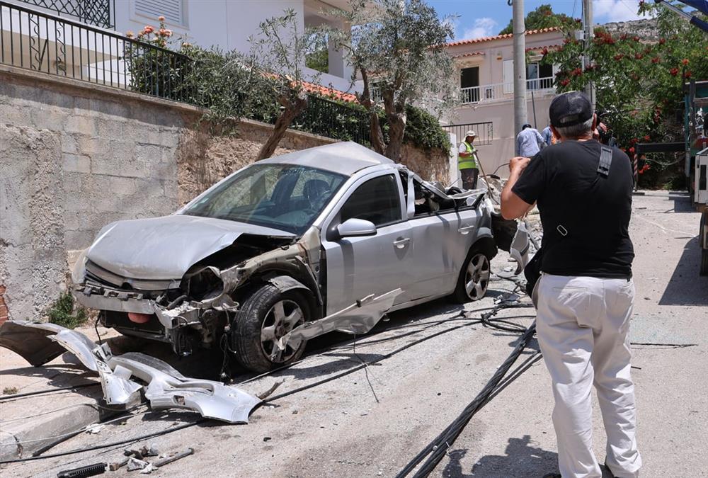 Απίστευτες εικόνες στην Ηλιούπολη - Φορτηγό έπεσε σε κολώνα, καταπλάκωσε τέσσερα ΙΧ, έσπασε εισόδους