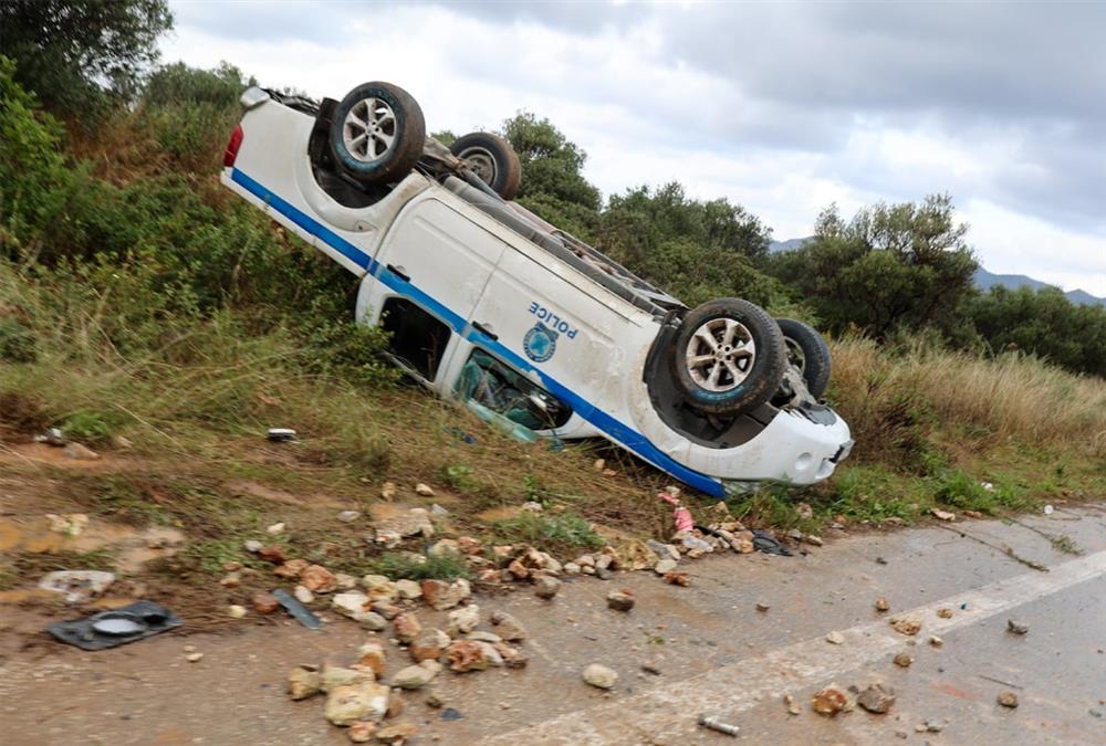 Έκρυθμη η κατάσταση στην Κρήτη: Κατάληψη από αγρότες στο αεροδρόμιο Ηρακλείου - Επεισόδια με χημικά στα Χανιά