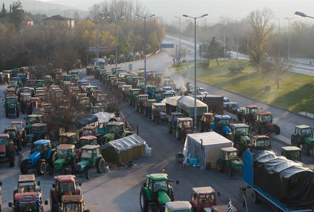 Πολύωροι αποκλεισμοί των αγροτών σε τελωνεία και δρόμους - Γέμισε εκατοντάδες τρακτέρ ο Προμαχώνας