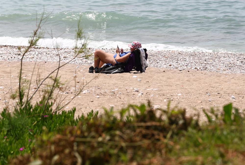«Μύρισε» καλοκαίρι και οι Αθηναίοι ξεχύθηκαν στις παραλίες - Οι πρώτες βουτιές για μικρούς και μεγάλους