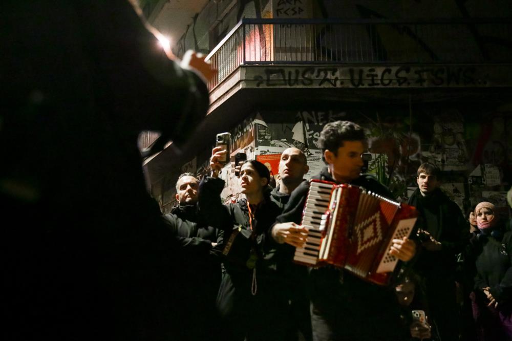 Όργιο αστυνομικής βίας σε άλλη μια πορεία για τον Αλέξη - Κι όμως, κόσμος έσπασε τον αποκλεισμό και τραγούδησε στο μνημείο