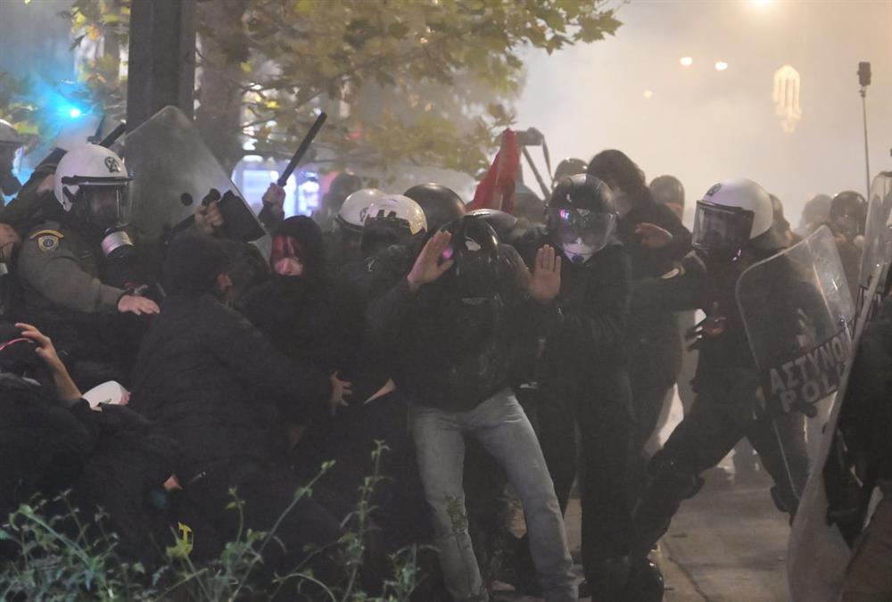 Όργιο αστυνομικής βίας σε άλλη μια πορεία για τον Αλέξη - Κι όμως, κόσμος έσπασε τον αποκλεισμό και τραγούδησε στο μνημείο