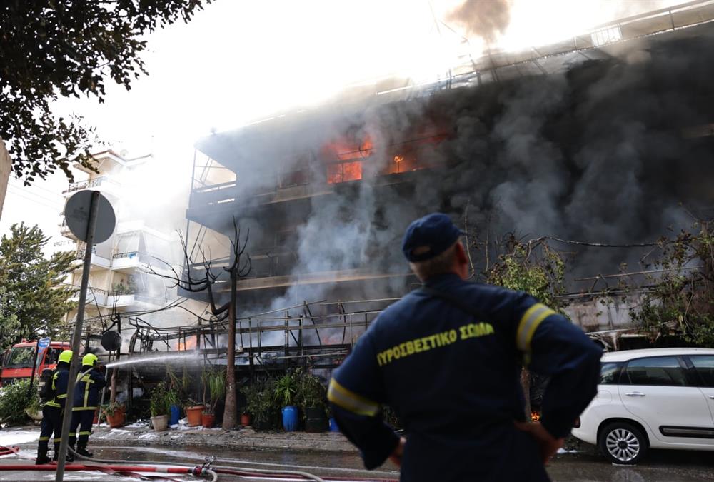 Τεράστια καταστροφή μετά τη φωτιά σε κατάστημα με ανταλλακτικά στο Ίλιον - Κάηκαν διαμερίσματα
