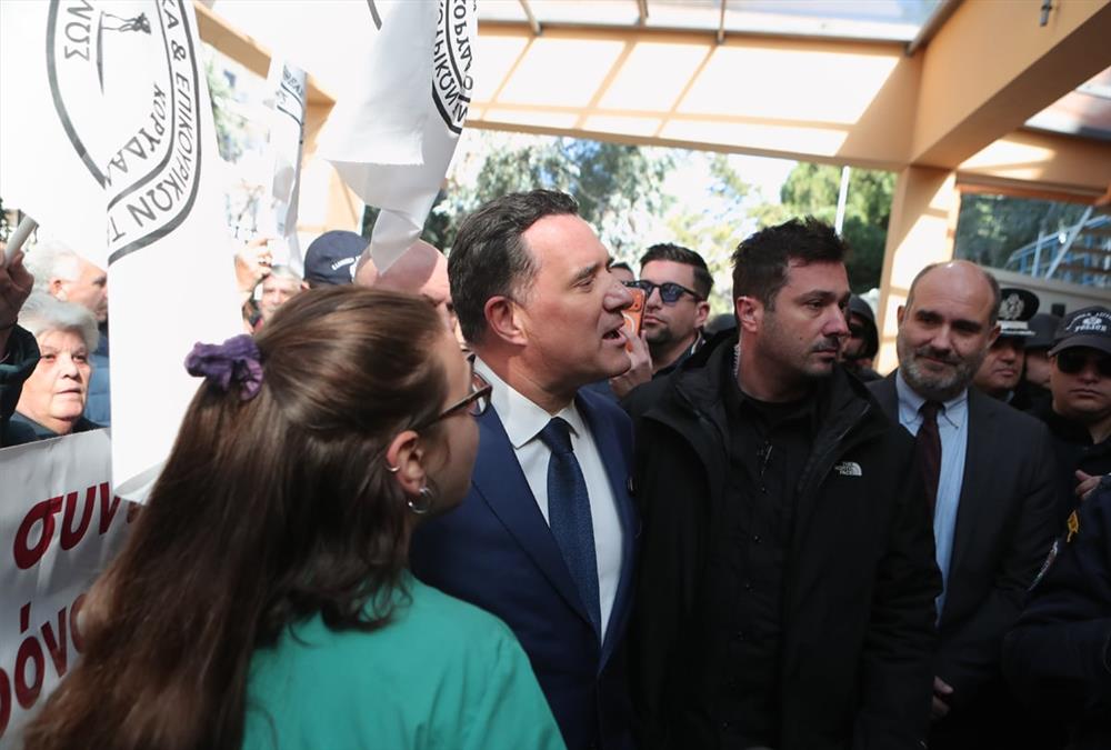 Μεγάλη ένταση στο νοσοκομείο Νίκαιας - Οργή υγειονομικών στην επίσκεψη Γεωργιάδη