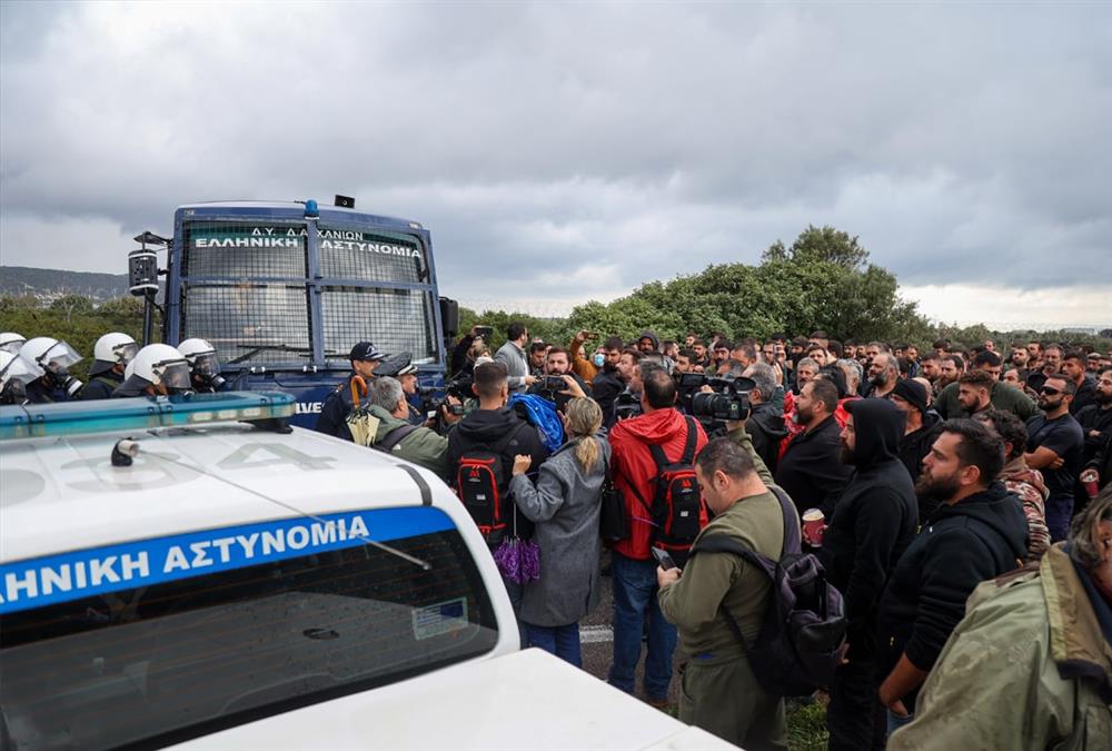 Έκρυθμη η κατάσταση στην Κρήτη: Κατάληψη από αγρότες στο αεροδρόμιο Ηρακλείου - Επεισόδια με χημικά στα Χανιά