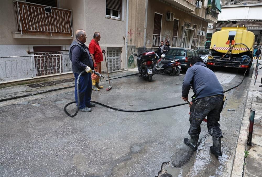 Κυψέλη: Γέμισε ο δρόμος με υγρό τσιμέντο – Πρωτοφανείς εικόνες