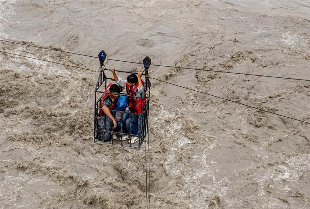 Δραματικές εικόνες στο Νεπάλ, 9 μέρες μετά τις φονικές πλημμύρες