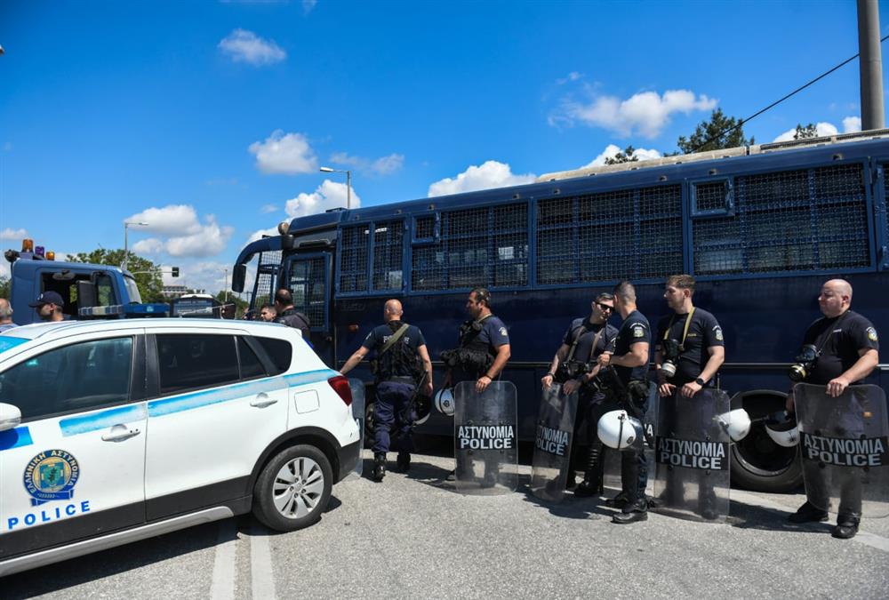 Ξανά στα μπλόκα με τα τρακτέρ οι αγρότες στις Σέρρες - Ένταση με τα ΜΑΤ
