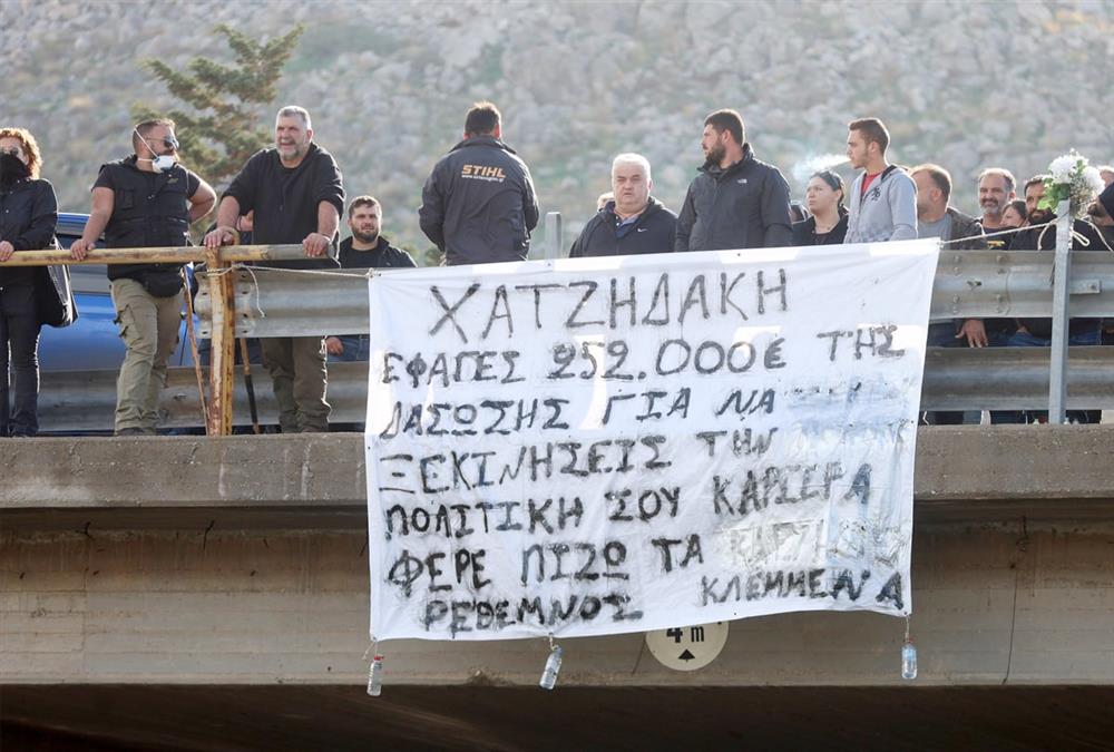 Έκρυθμη η κατάσταση στην Κρήτη: Κατάληψη από αγρότες στο αεροδρόμιο Ηρακλείου - Επεισόδια με χημικά στα Χανιά