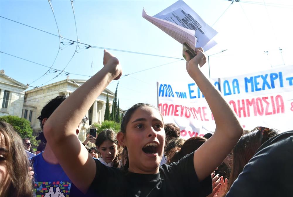 «Από την Ελλάδα μέχρι τη Γαλλία, παλεύουμε»: Στους δρόμους μαθητές, φοιτητές και εκπαιδευτικοί - Το μεγάλο συλλαλητήριο της Αθήνας