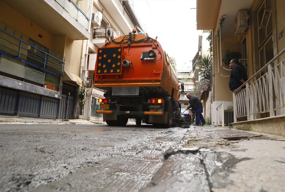 Κυψέλη: Γέμισε ο δρόμος με υγρό τσιμέντο – Πρωτοφανείς εικόνες