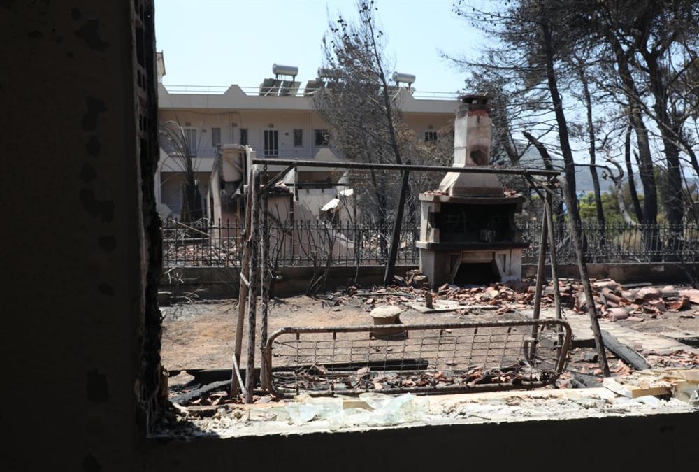 «Καταστροφή, σαν να μπαίνεις σε μαύρη τρύπα»: Στάχτες και απόγνωση στην Ψάθα και το Πόρτο Γερμενό