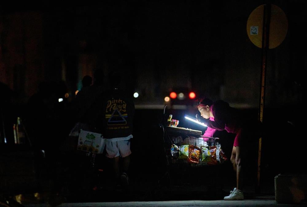 Ξανά σκοτάδι στην Κούβα: Οι κάτοικοι στους δρόμους με κιθάρες και φακούς