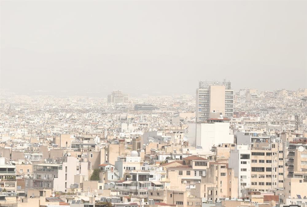 «Θόλωσε» τη χώρα η αφρικανική σκόνη: Πότε «καθαρίζει» η ατμόσφαιρα - Έρχεται νέο κύμα από τη Σαχάρα
