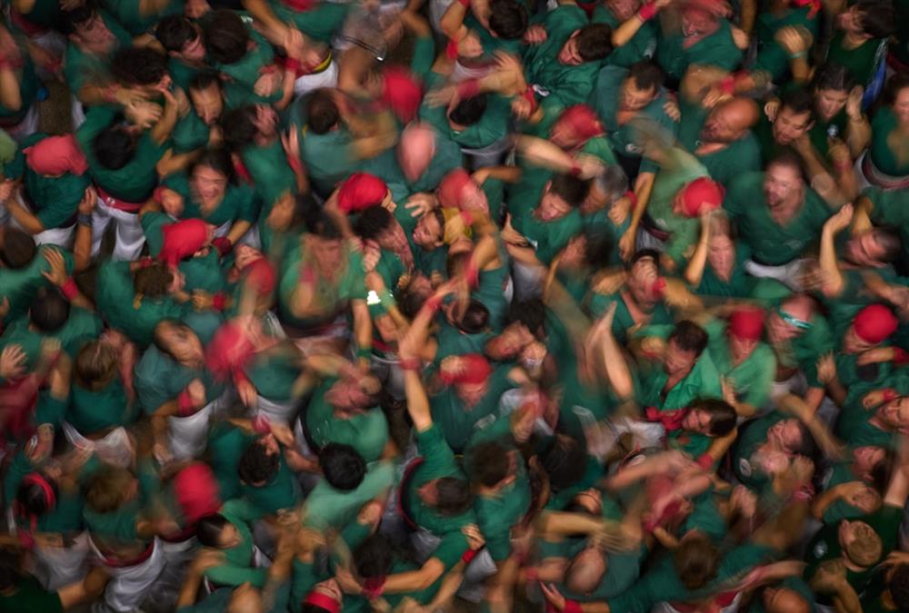 «Castells»: Οι ανθρώπινοι πύργοι της Καταλονίας και η δύναμη της συλλογικότητας
