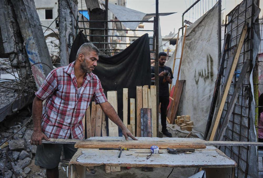 Φωτογραφίες από την «πόλη των συντριμμιών»: Οι Παλαιστίνιοι ξαναχτίζουν τη Γάζα με λάσπη, ξύλα και πλαστικά