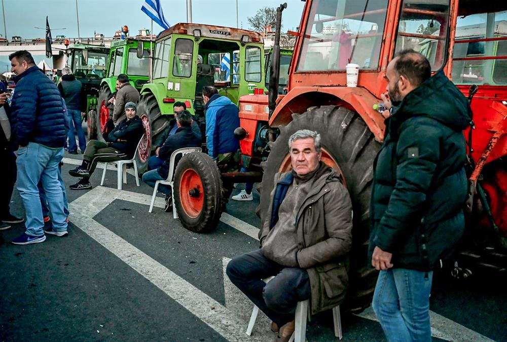 Ενισχυμένα και δυναμικά τα αγροτικά μπλόκα: Αποφασισμένοι οι αγρότες σε όλη τη χώρα
