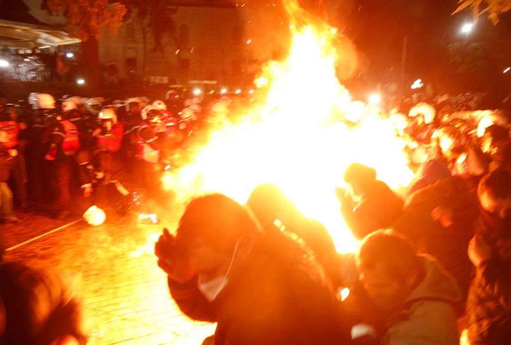 «Πεδίο μάχης» τα Τίρανα: Σοβαρά επεισόδια σε αντικυβερνητική διαδήλωση