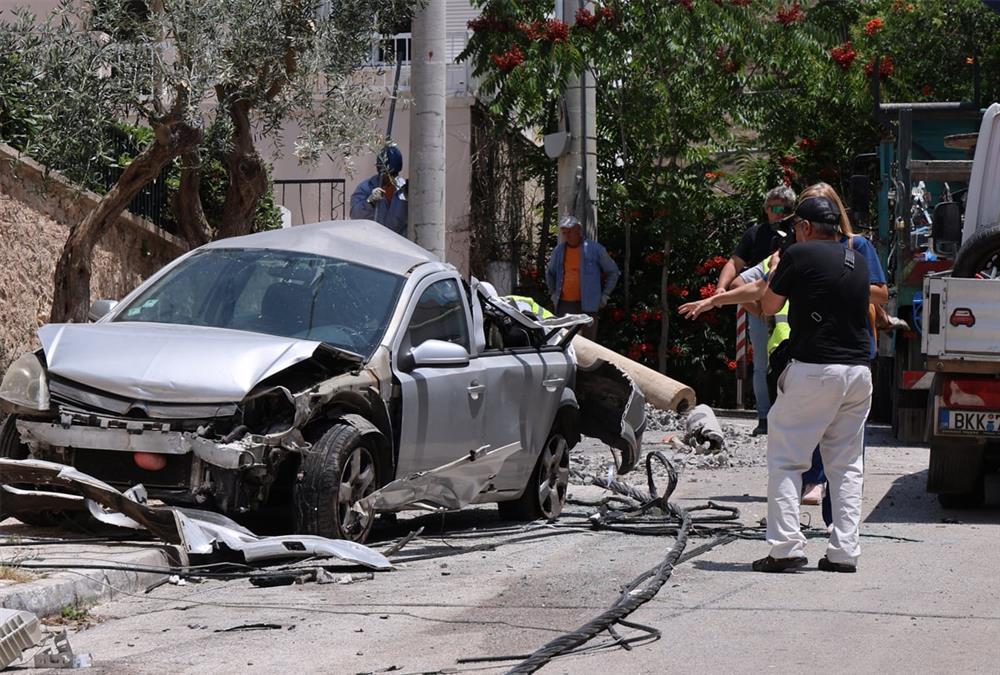 Απίστευτες εικόνες στην Ηλιούπολη - Φορτηγό έπεσε σε κολώνα, καταπλάκωσε τέσσερα ΙΧ, έσπασε εισόδους