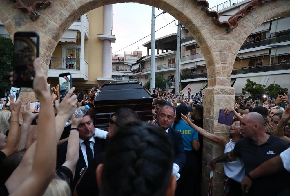Λαοθάλασσα, τραγούδια, κλάματα και λουλούδια στη λαϊκή αγρυπνία για τον Γιώργο Μαζωνάκη στη Νίκαια