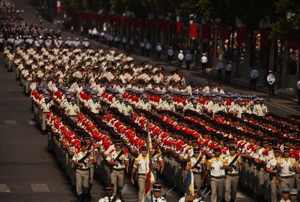 Εντυπωσιακές εικόνες από τη μεγάλη στρατιωτική παρέλαση στο Παρίσι για την «Ημέρα της Βαστίλης»