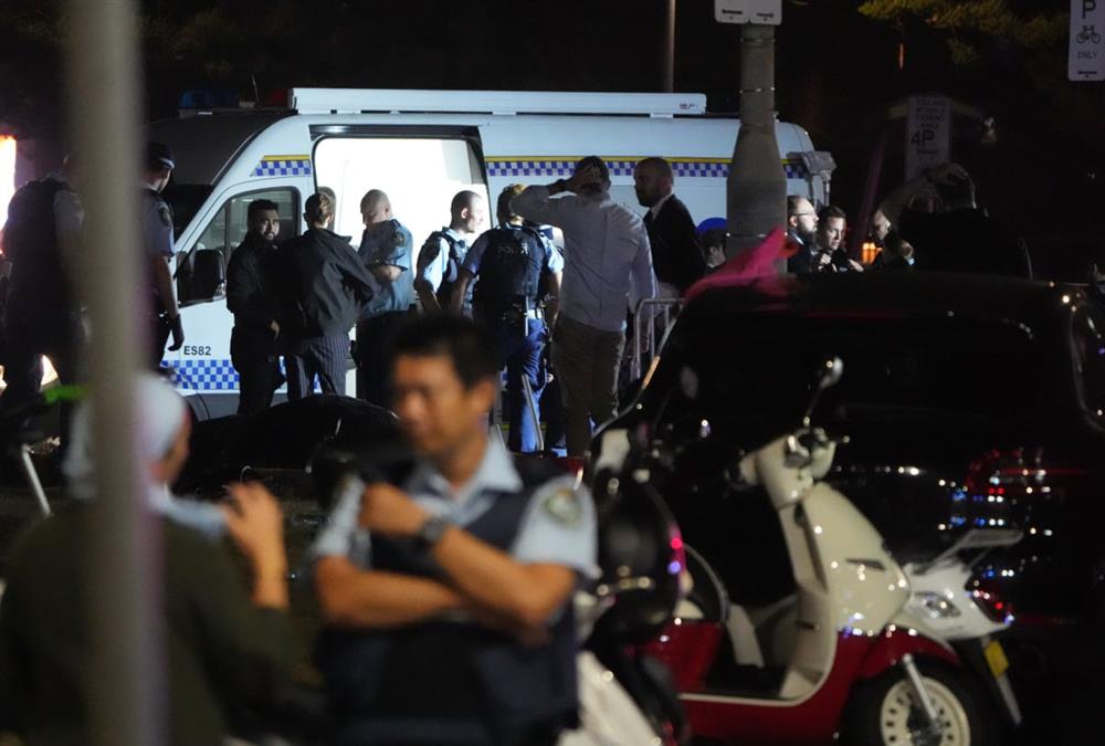 Παγκόσμιο σοκ από το μακελειό στο Σίδνεϊ σε παραλία - 16 νεκροί και δεκάδες τραυματίες (AP)