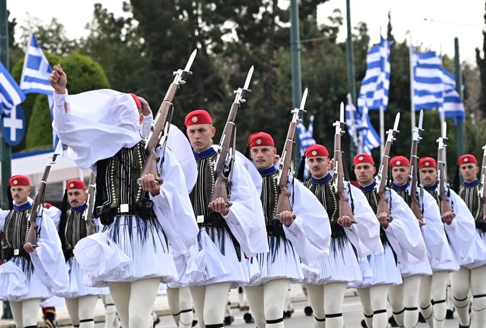 Η μεγάλη στρατιωτική παρέλαση για την 25η Μαρτίου στο Σύνταγμα - Τα νέα οπλικά συστήματα