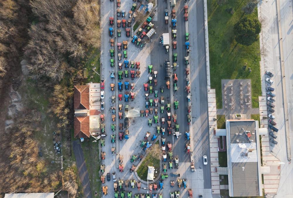 Πολύωροι αποκλεισμοί των αγροτών σε τελωνεία και δρόμους - Γέμισε εκατοντάδες τρακτέρ ο Προμαχώνας