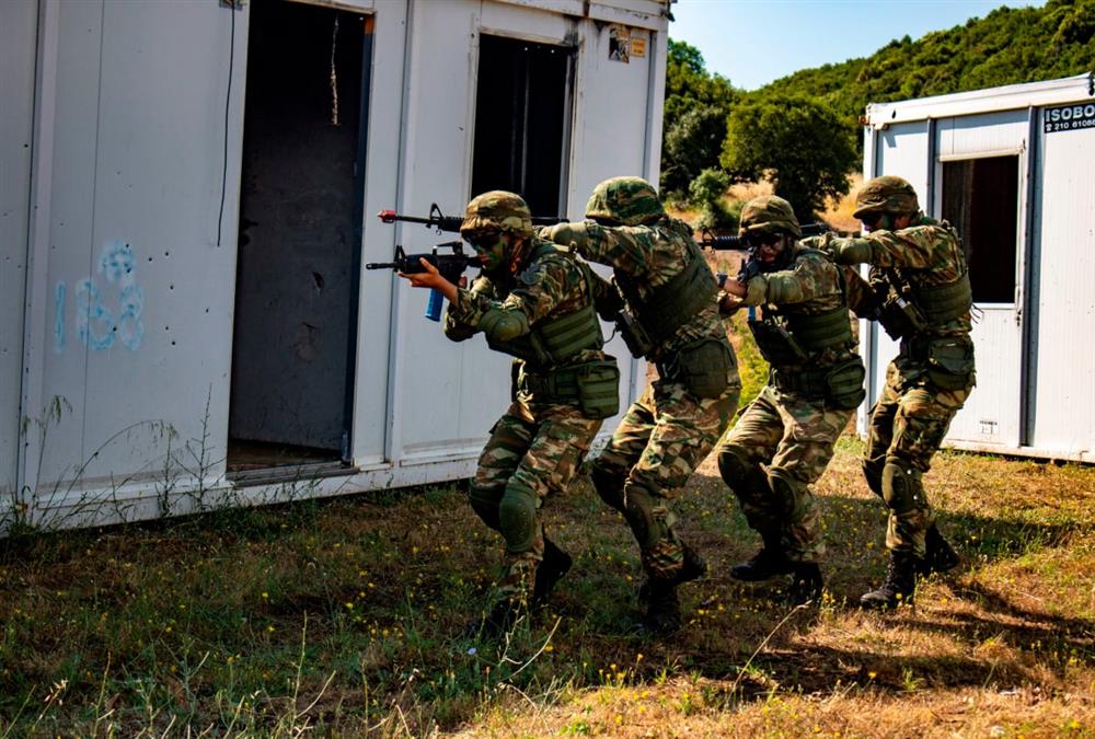 Ελικόπτερα, ταχύπλοα και μη επανδρωμένα αεροσκάφη: Καρέ καρέ η θερινή εκπαίδευση για τους σπουδαστές της ΣΜΥ