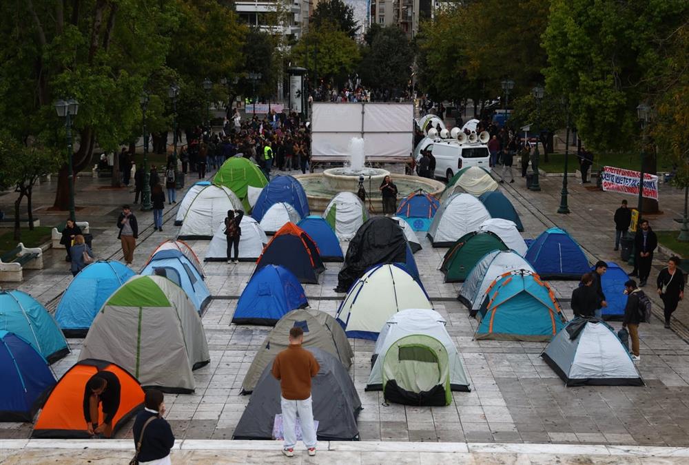 «Να σπουδάσουμε ή να επιβιώσουμε;»: Διαμαρτυρία φοιτητών στο Σύνταγμα για το στεγαστικό (ΙΝΤΙΜΕ)