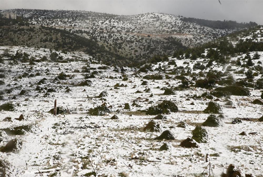 Μοναδικές εικόνες στη χιονισμένη Πάρνηθα - Μάιος που θυμίζει χειμώνα