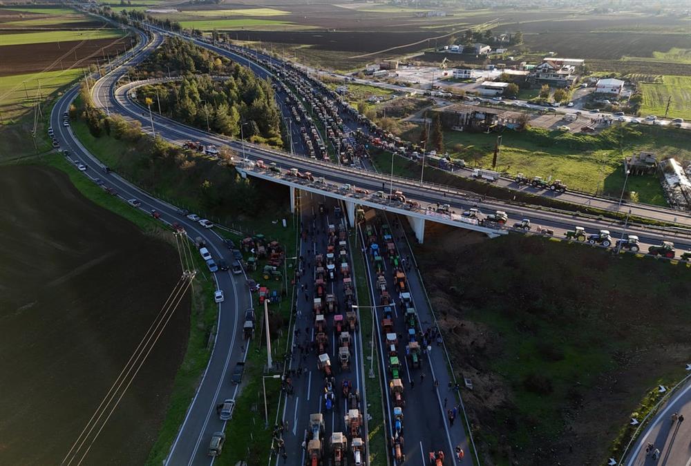 Ενισχυμένα και δυναμικά τα αγροτικά μπλόκα: Αποφασισμένοι οι αγρότες σε όλη τη χώρα