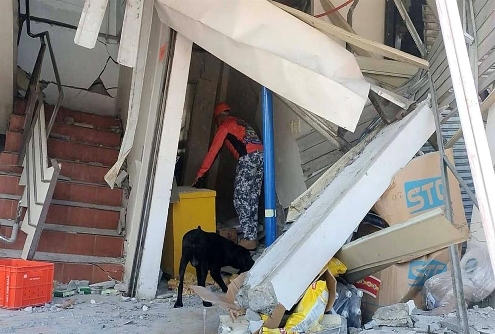 Τρομακτικές εικόνες από τον σεισμό στις Φιλιππίνες:  Κτίρια κατέρρευσαν σαν τραπουλόχαρτα - Δεκάδες νεκροί