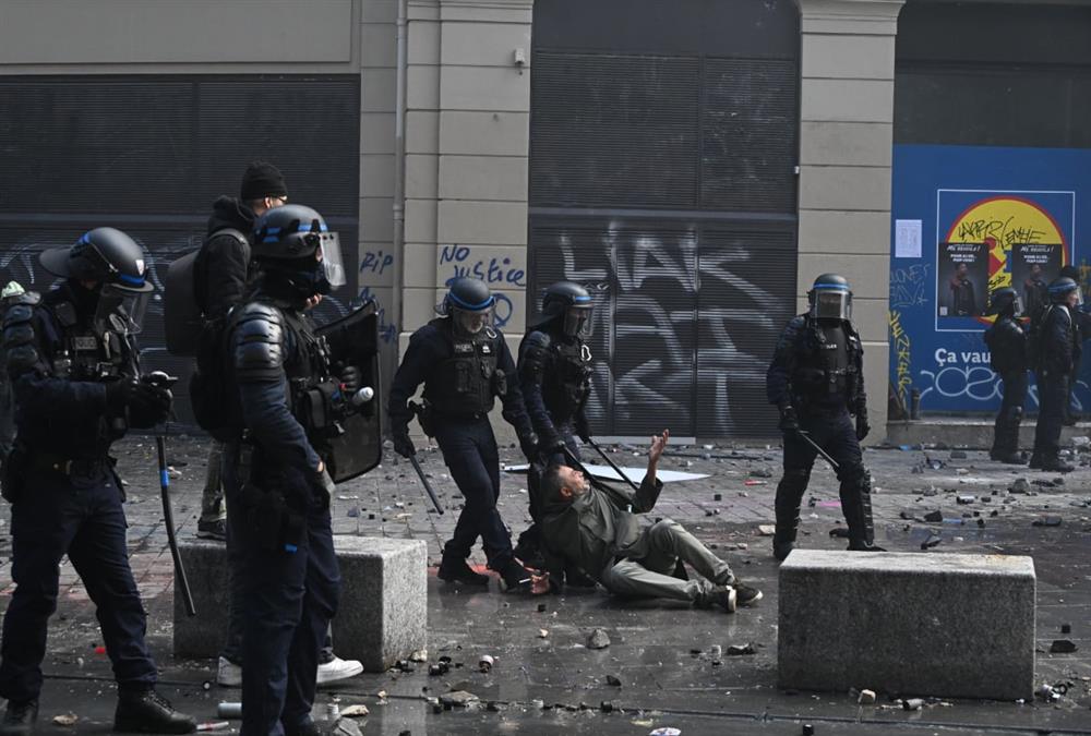«Βράζει» η Γαλλία: Νύχτα οργής με 800.000 διαδηλωτές, 1.200 συλλήψεις και εκατοντάδες τραυματίες