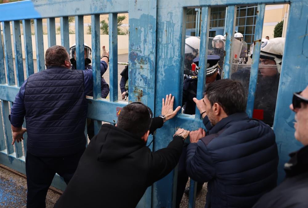 Ένταση στο υπουργείο Μεταφορών: Καρεκλοπόλεμος και χημικά μεταξύ οδηγών ταξί και ΕΛΑΣ