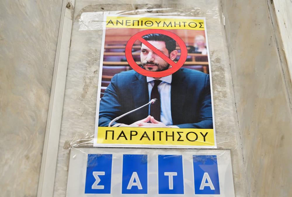 Στους δρόμους της Αθήνας οι οδηγοί ταξί - Καπνογόνα και συνθήματα έξω από τη Βουλή