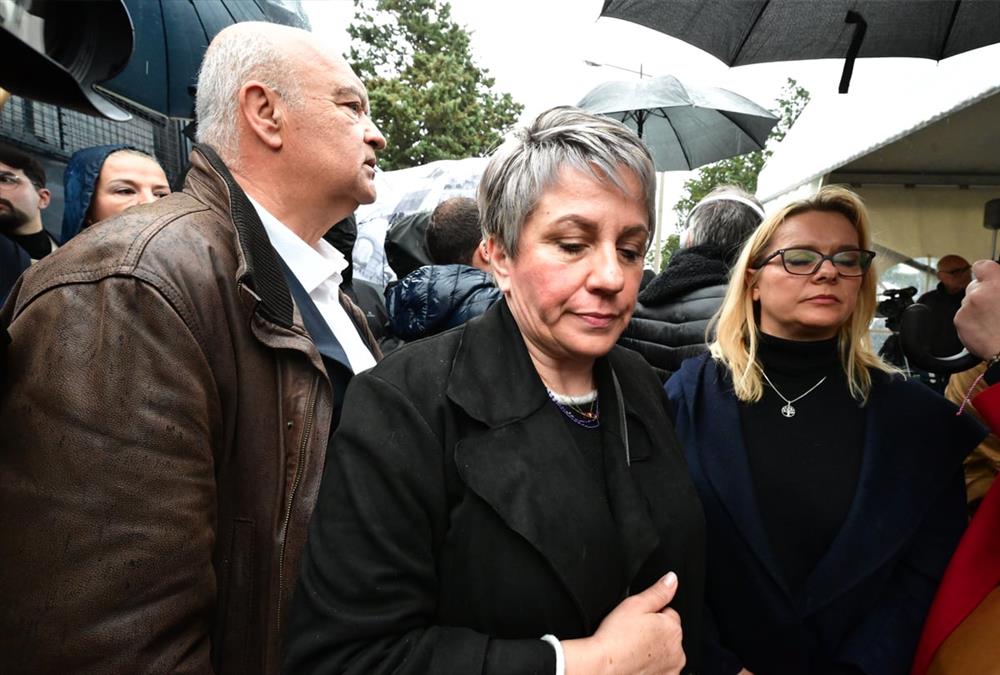 Οργή, ένταση και βαριές καταγγελίες συγγενών στη δεύτερη συνεδρίαση της δίκης των Τεμπών