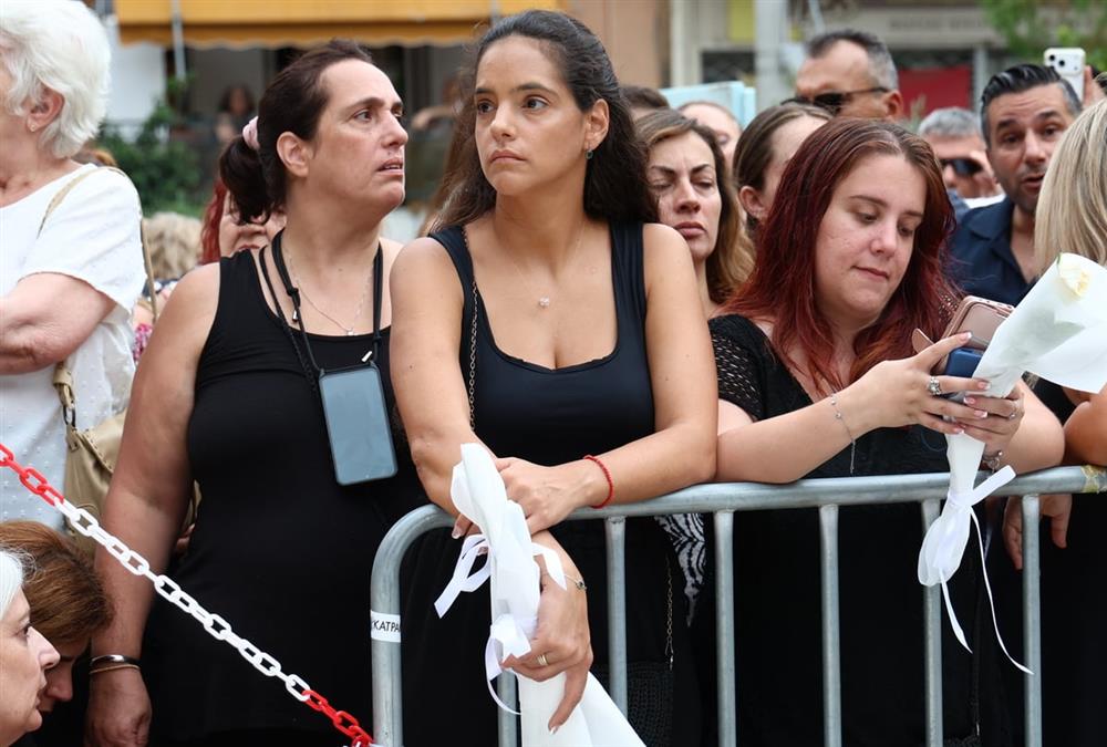 Λαοθάλασσα, τραγούδια, κλάματα και λουλούδια στη λαϊκή αγρυπνία για τον Γιώργο Μαζωνάκη στη Νίκαια